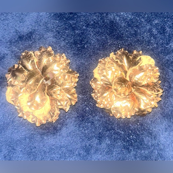 Vintage leather flower clip on earings - Picture 6 of 7